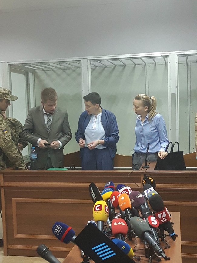 Савченко предоставили бесплатного адвоката, суд продолжится завтра утром 02