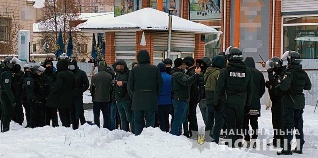 Поліція обшукує приміщення, в якому, як стверджує Нацкорпус, виявили тітушок ОПЗЖ 02