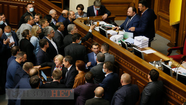 Блокирование трибуны, звонок Стефанчуку, Порошенко и Вирастюк, счастливый Тищенко и потрясенный Арахамия, - работа Рады 23 сентября. ФОТОрепортаж