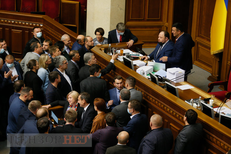 Блокирование трибуны, звонок Стефанчуку, Порошенко и Вирастюк, счастливый Тищенко и потрясенный Арахамия, - работа Рады 23 сентября 15