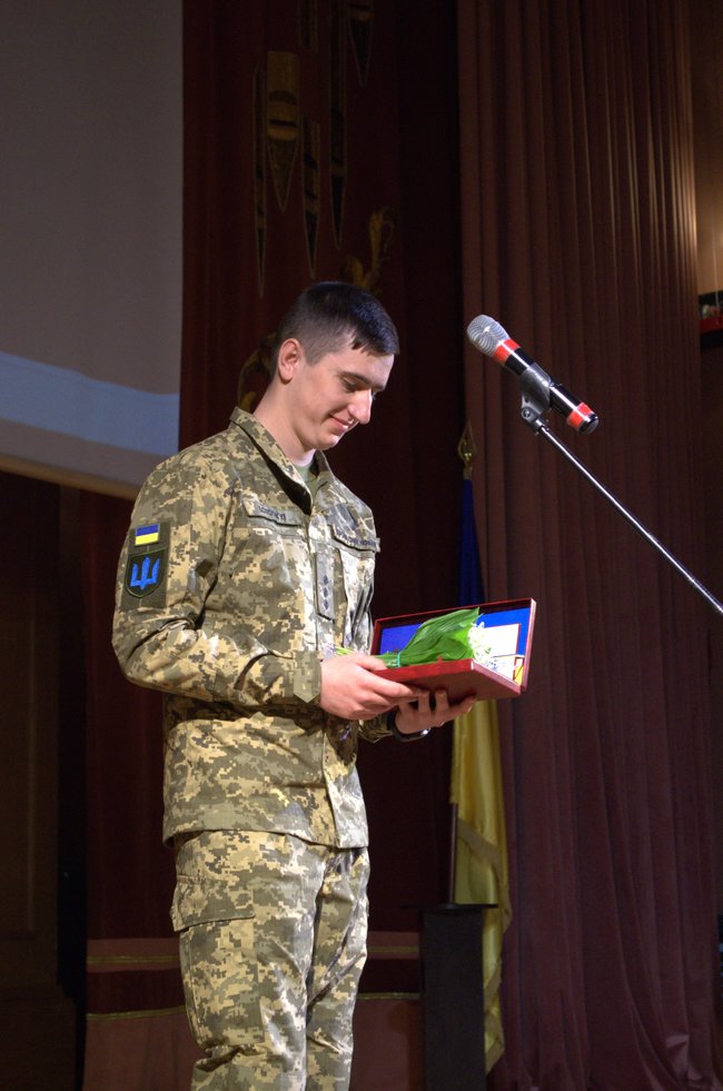 Воїни приїхали отримати орден прямо з окопів під ДАП. Народний Герой України: репортаж із Сум 22 Воїни приїхали отримати орден прямо з окопів під ДАП. Народний Герой України: репортаж із Сум 22