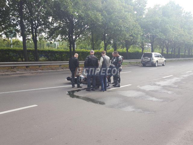Мотоциклист в Киеве влетел в отбойник, погубив себя и пассажирку 03