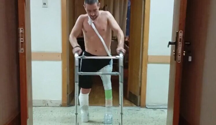 In Russian hospital, crippled occupier was prosthetized with plastic bottles and adhesive tape. VIDEO
