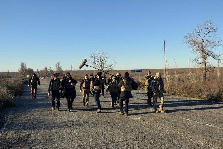 Актор та режисер Шон Пенн, побувавши на Приазовї, побачив наслідки російських обстрілів та планує зняти документальний фільм про Україну, - ООС 02