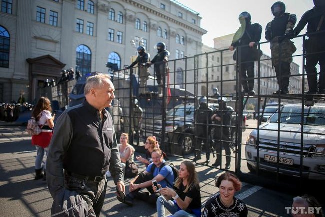 Протесты в Беларуси: Саша, выходи, будем поздравлять 10