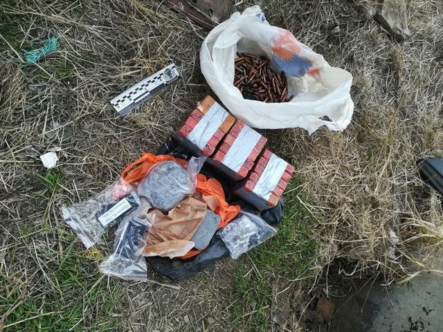 Два тайника со взрывчаткой и гранатами обнаружены в Запорожской области, - СБУ 02