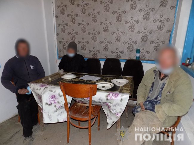 Людей сдавали в аренду, - полицейские задержали на Херсонщине злоумышленников, удерживавших людей в трудовом рабстве 04