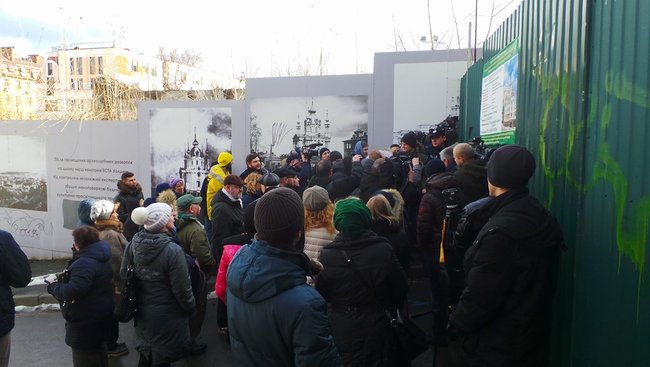 На Андреевском спуске протестовали против строительства 30-метровой гостиницы: Застройщик игнорирует решение суда 03