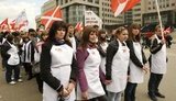 Путинская молодежь в белых фартуках повеселила москвичей. ФОТОрепортаж