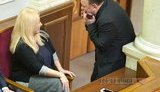 Минуты затишья в Раде: "свободовец" Бенюк развлекает "регионалку" Повалий. ФОТО