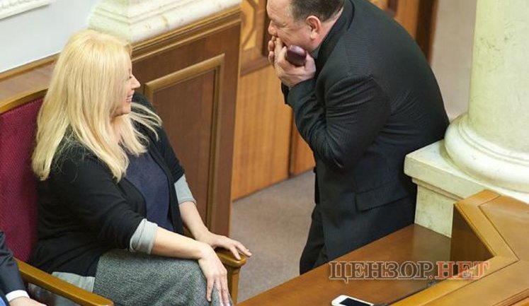 Минуты затишья в Раде: "свободовец" Бенюк развлекает "регионалку" Повалий. ФОТО