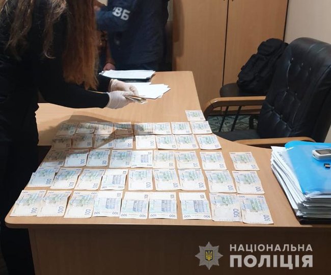 Двох громадян РФ затримано під час передачі 30 тис. грн винагороди начальнику відділу кримінальної поліції на Дніпропетровщині 03 Двох громадян РФ затримано під час передачі 30 тис. грн винагороди начальнику відділу кримінальної поліції на Дніпропетровщині 03