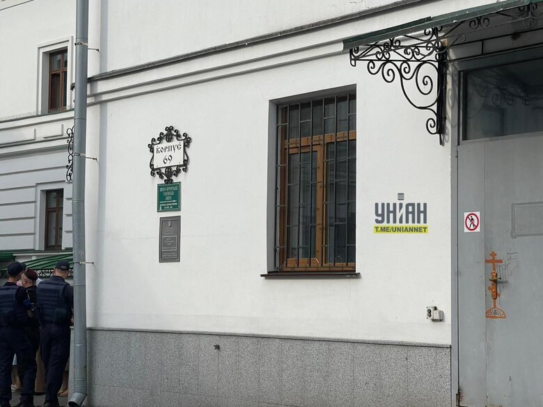 У Лаврі правоохоронці розблокували доступ до кількох корпусів. Віряни УПЦ МП чинили спротив 02