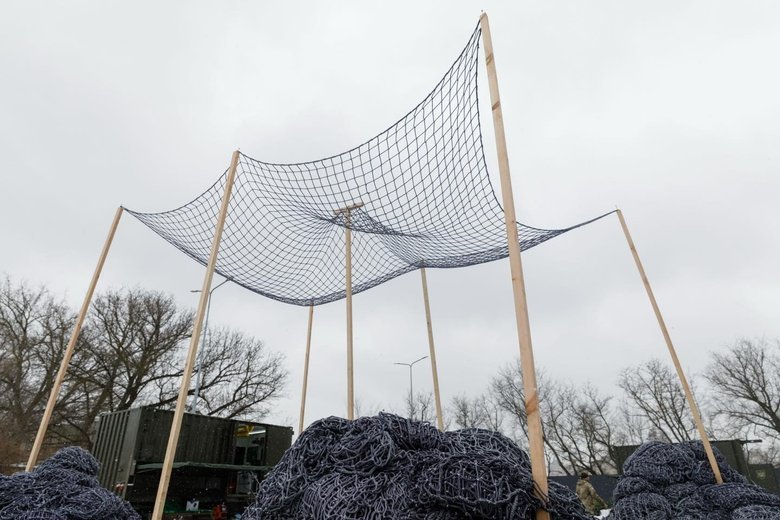 Порошенко передав партію техніки захисникам на передову