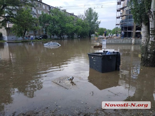 Десятки автомобілів потонули після зливи в Миколаєві 03