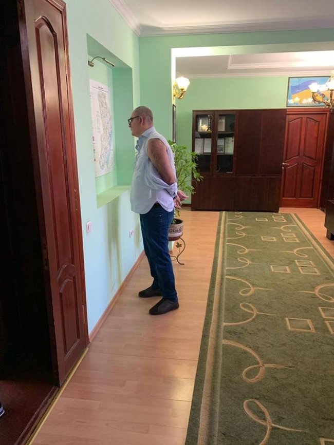 Бизнесмен с титушками ворвался в одесский облавтодор с угрозами и требованиями к руководству: их задержала полиция 01