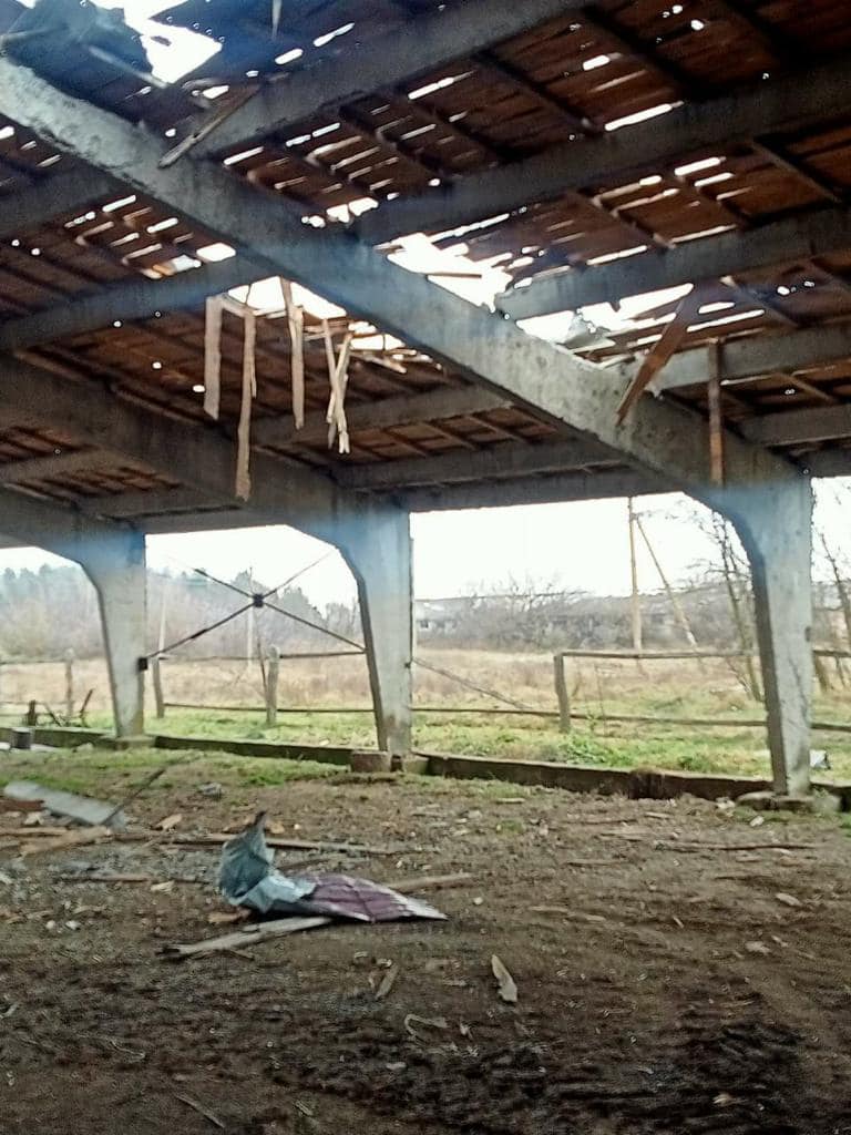 Последствия вражеских обстрелов Сумщины: Пострадало агропредприятие, прилеты рядом с админзданием 04 Последствия вражеских обстрелов Сумщины: Пострадало агропредприятие, прилеты рядом с админзданием 04