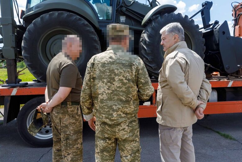 Порошенко передав допомогу воїнам ППО та військової авіації