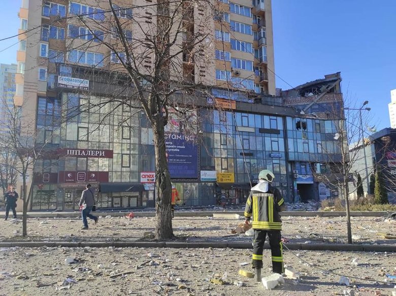 ДСНС про влучання ворожого снаряду у багатоповерхівку на Лобановського: Попередньо жертв немає, кількість постраждалих уточнюється. Проводиться евакуація 02