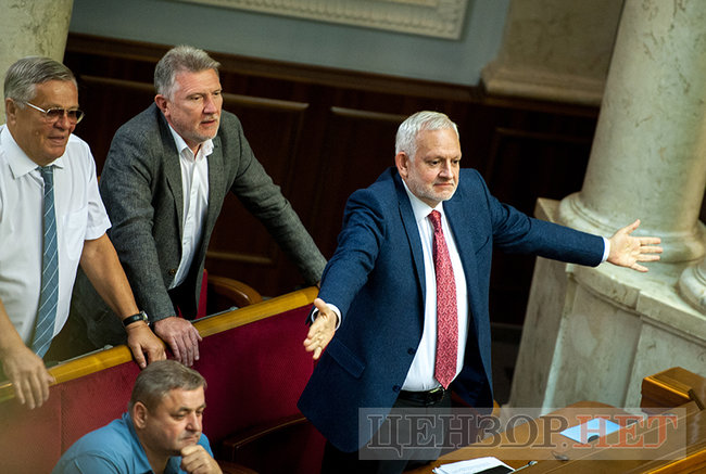 Шахов, що голосує за чотирьох, Ляшко в касці і розмова Новинського з Воропаєвим, - день роботи ВР 20 червня 16