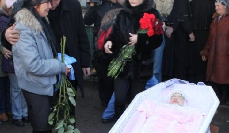 Похоронить Оксану Макар хотели на поле среди мусора. ФОТОрепортаж