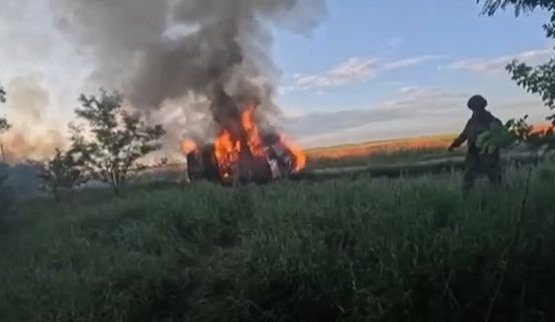 Дрон-камікадзе влучає у машину із окупантами: "Та ну нах#й! "Танкист" - 200". ВIДЕО
