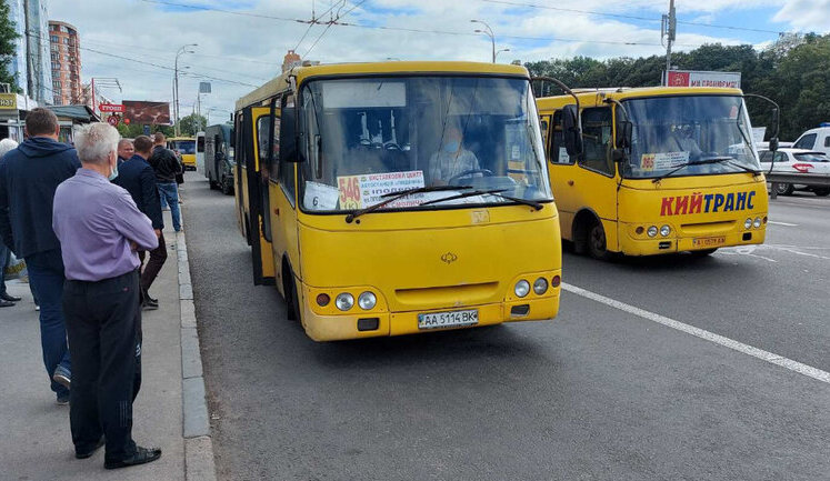 Київрада підтримала петицію про безготівкову оплату проїзду в маршрутках