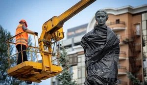 Демонтаж захисних конструкцій на пам’ятниках у Києві