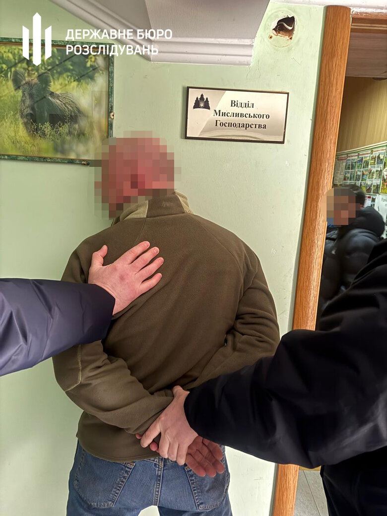 Затримано посадовців за організацію схеми хабарів на видачі посвідчень мисливців
