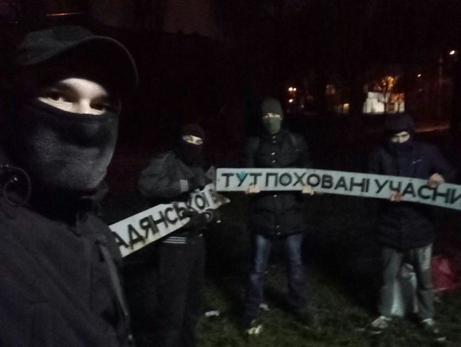 Націоналісти облили кровю памятник учасникам встановлення радянської влади в Дніпрі 10 Націоналісти облили кровю памятник учасникам встановлення радянської влади в Дніпрі 10