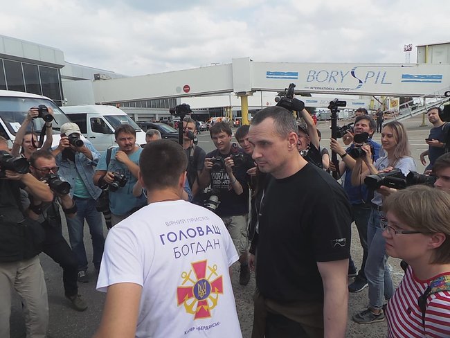 Звільнені українці прилетіли до Києва 13
