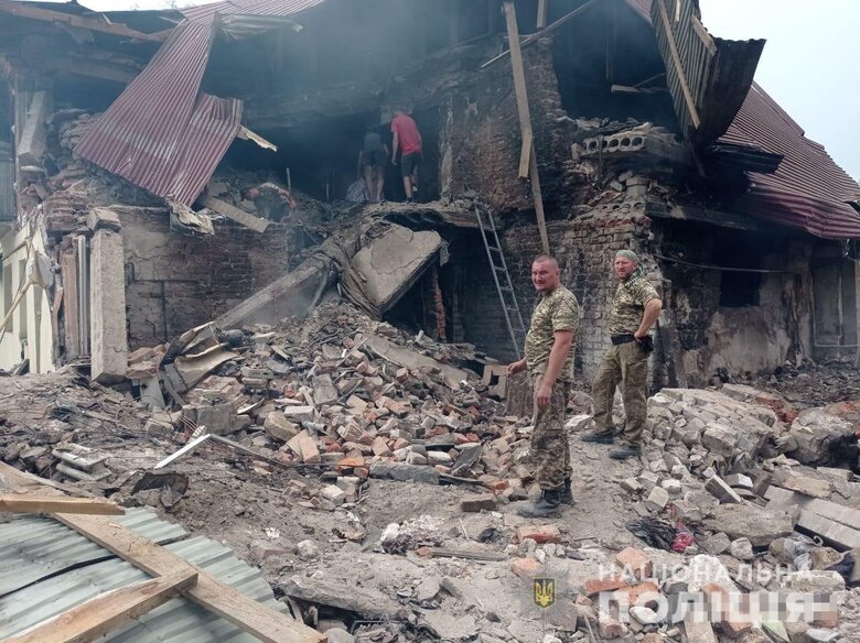 Последствия попадания российской ракеты в жилой дом в Золочеве Харьковской области 03 Последствия попадания российской ракеты в жилой дом в Золочеве Харьковской области 03