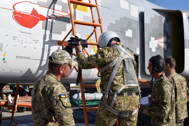 Экипажи Су-24М и Су-24МР оттачивали навыки техники пилотирования и навигации, - Минобороны 03
