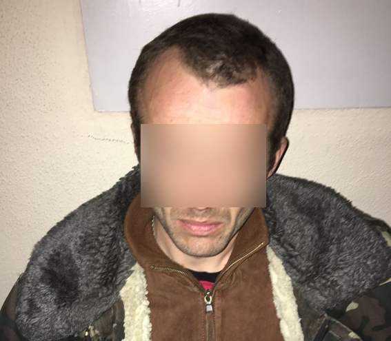 В гараже на Киевщине изъяты наркотики и пистолеты 01 В гараже на Киевщине изъяты наркотики и пистолеты 01