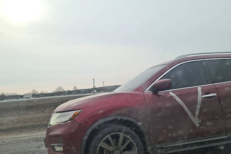 Russian invaders take cars stolen in Ukraine from Belarus 05