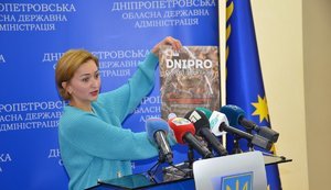 Зеленський присвоїв почесне звання "Заслужений діяч мистецтв України" волонтерці, кінопродюсерці і співзасновниці музею про події в АТО Наталії Хазан