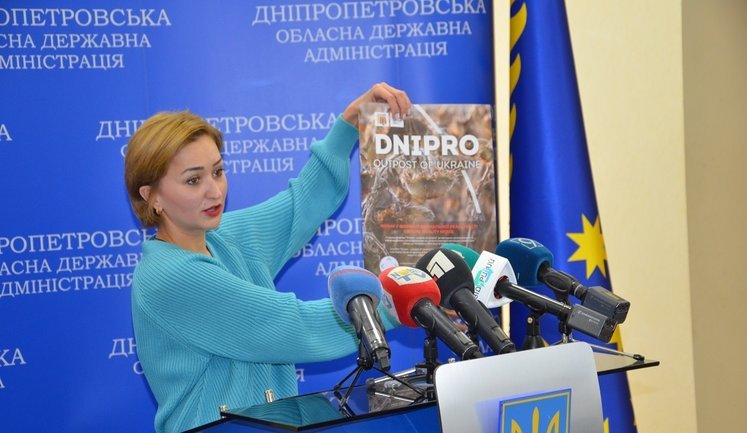 Зеленський присвоїв почесне звання "Заслужений діяч мистецтв України" волонтерці, кінопродюсерці і співзасновниці музею про події в АТО Наталії Хазан