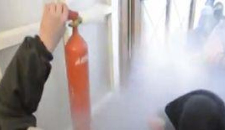 Thugs With Fire Extinguishers and Tear Gas vs Defenders of Kyiv Bazaar, Journalists and Deputies. VIDEO
