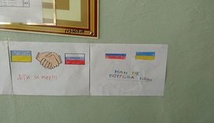 Скандальну виставку з малюнками про дружбу з РФ, відкриту до Дня перемоги в одній з київських шкіл, назвали "прикрим конфузом" і прибрали