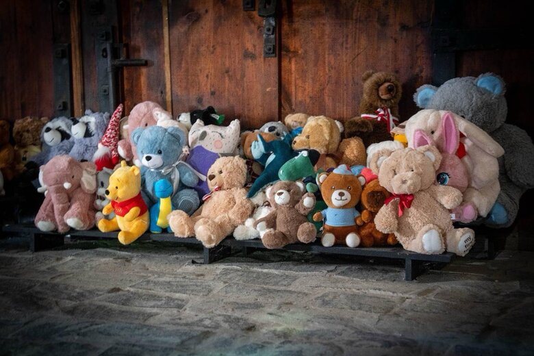 Kellogg visited a memorial to the children killed in Kyiv