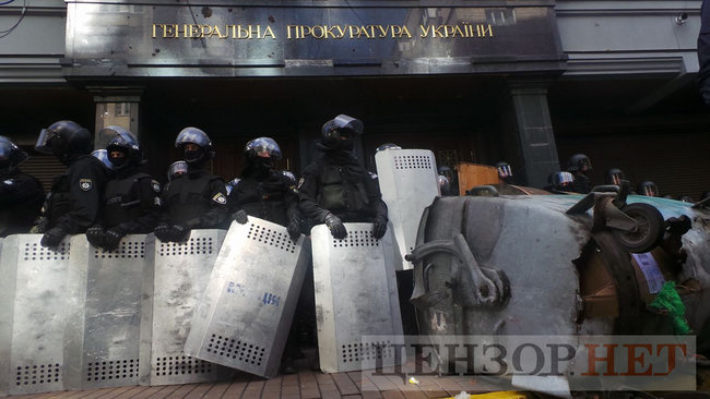 Під час мітингу під ГПУ проти екстрадиції в РФ Тумгоєва сталися сутички: мітингувальники бють вікна, їх у відповідь поливають водою зі шлангів 61