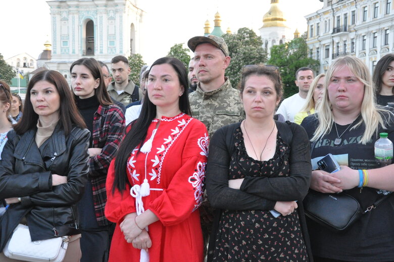 У Києві відкрили інсталяцію-символ стійкості та віри українських військовополонених із Азовсталі 05