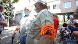 Возле диспансера в Харькове произошли потасовки между чернобыльцами и полицией: пытались не пустить скорую, которая привезла пациента с COVID-19. ФОТОрепортаж
