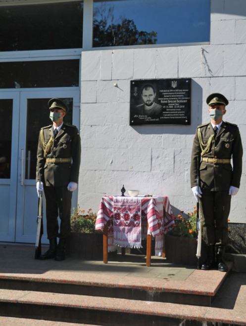Меморіальну дошку загиблому на Донбасі воїну 24-ї ОМБр Вячеславу Куцмаю відкрили на подвірї школи №46 у Києві 05
