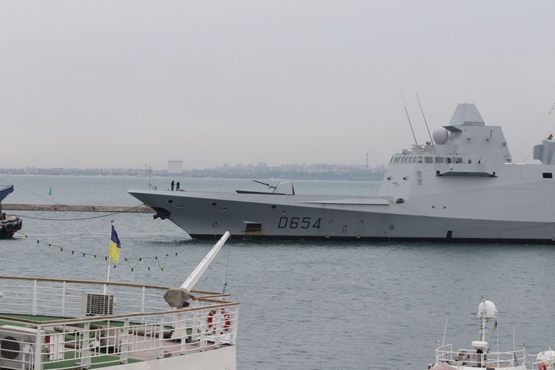 До Одеси прибув французький військовий фрегат Auvergne 02