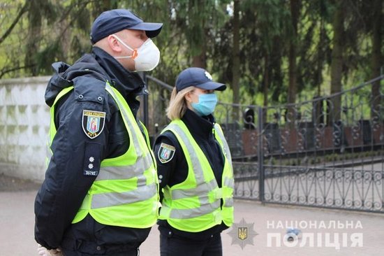 Поліція в Києві посилює патрулі біля кладовищ 02