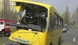 В Киеве маршрутка врезалась в столб, лишившись части кузова. Чудом никто не погиб. ФОТОрепортаж