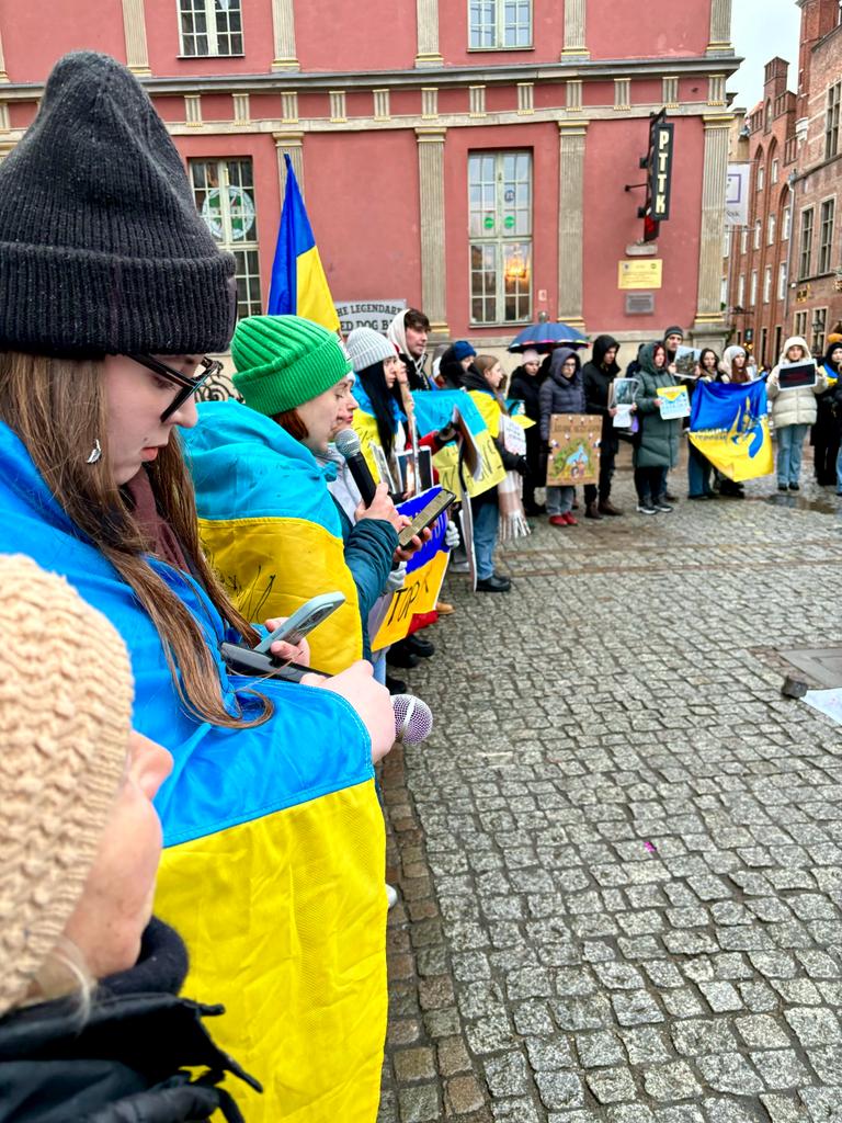 В Гданьске протестовали против ракетных атак РФ по Украине 04 В Гданьске протестовали против ракетных атак РФ по Украине 04