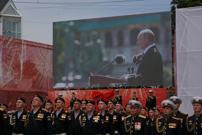 Оккупанты провели в Крыму сразу два военных парада 06