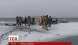 На Днепродзержинском водохранилище 41 рыбак оказался в ловушке на дрейфующей льдине. ВИДЕО
